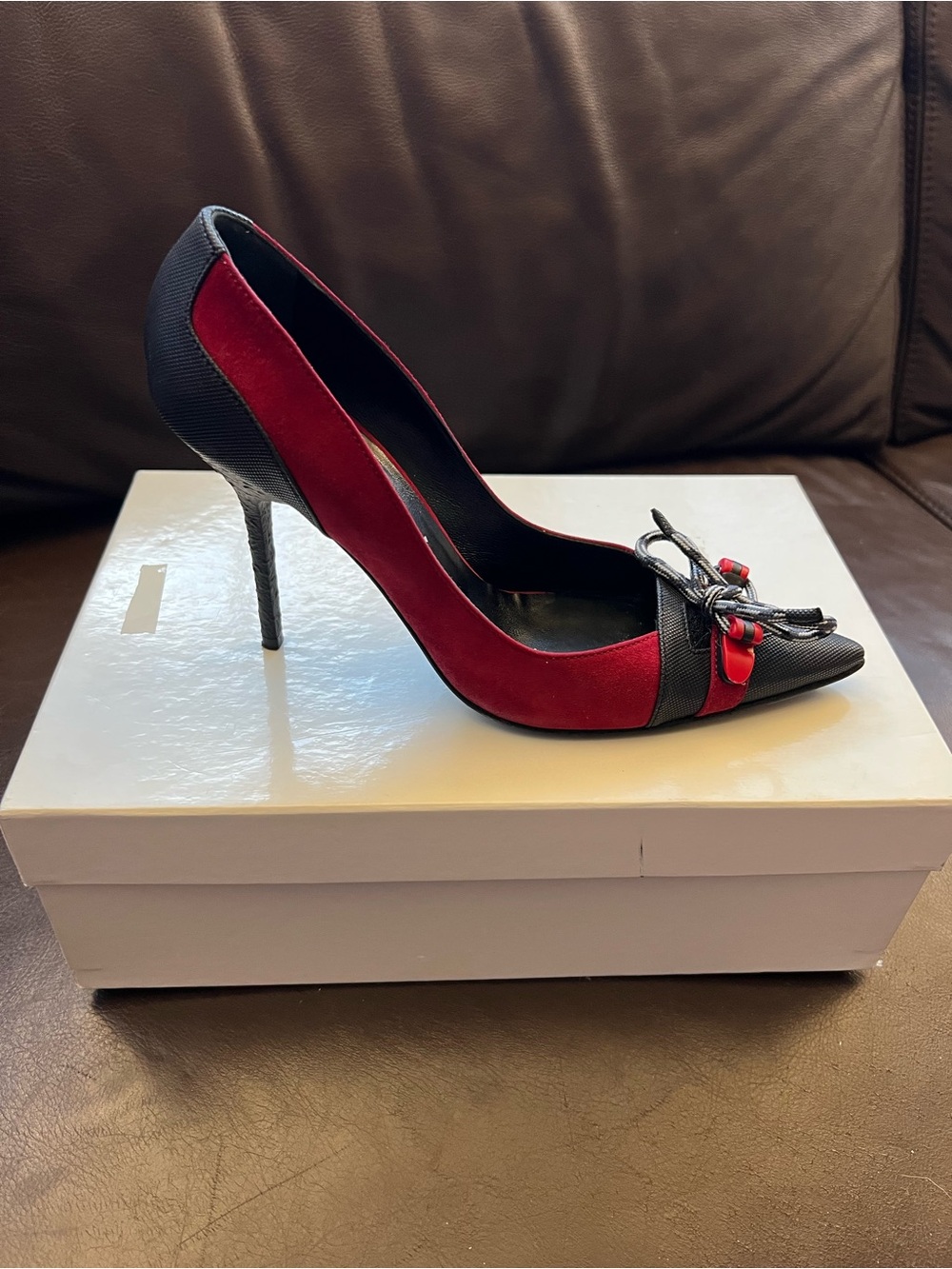 Casadei Italy Suede Textured Leather Pointed Toe Bow Pumps Red Black Sz 6.5 Box